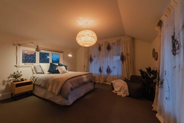 6 bedrooms, iron/ironing board, WiFi, bed sheets
