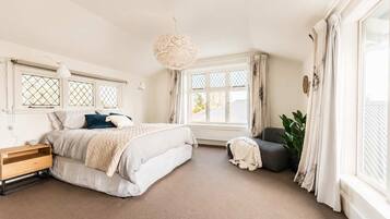 6 bedrooms, iron/ironing board, WiFi, bed sheets