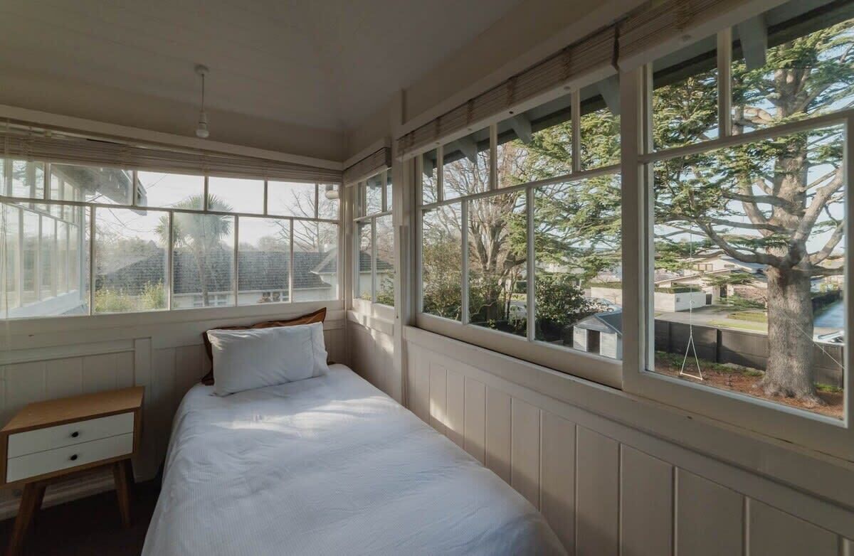 6 bedrooms, iron/ironing board, WiFi, bed sheets
