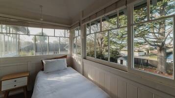 6 bedrooms, iron/ironing board, WiFi, bed sheets