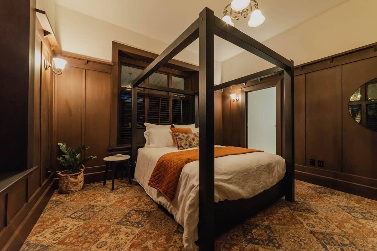 6 bedrooms, iron/ironing board, WiFi, bed sheets