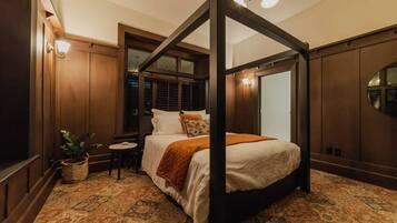 6 bedrooms, iron/ironing board, WiFi, bed sheets