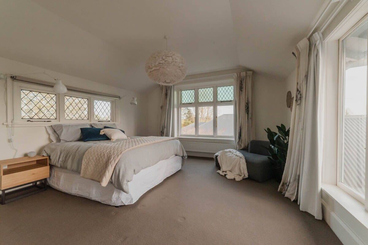 6 bedrooms, iron/ironing board, WiFi, bed sheets