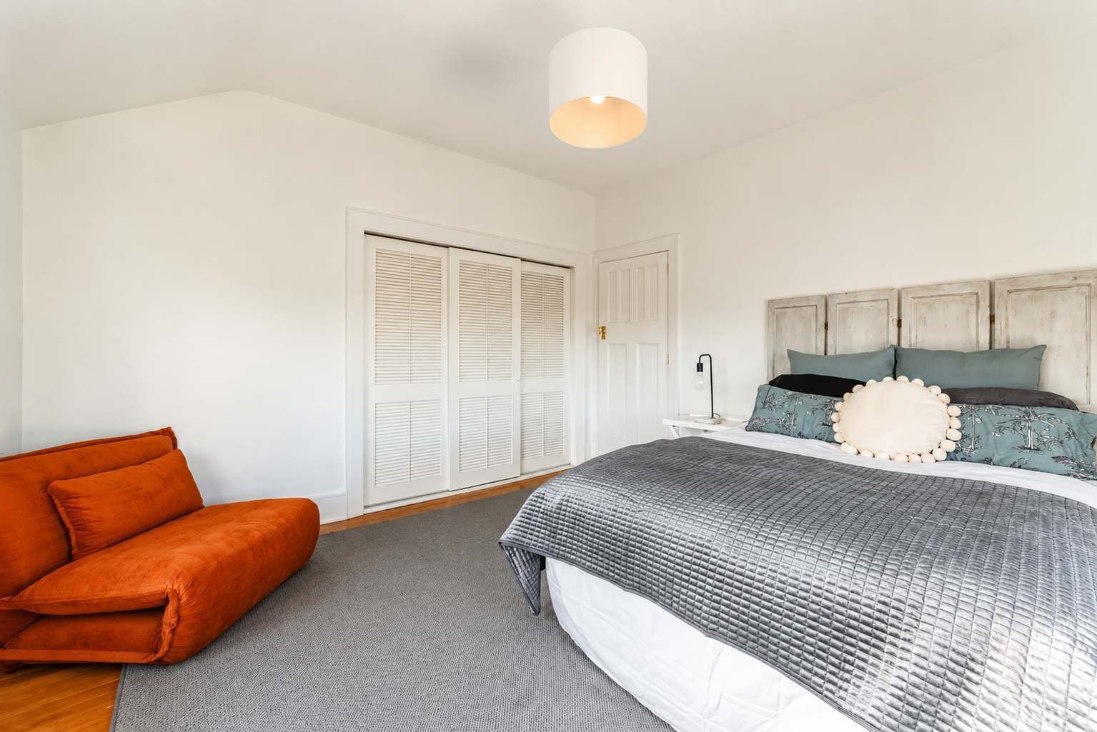 6 bedrooms, iron/ironing board, WiFi, bed sheets