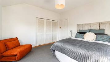 6 bedrooms, iron/ironing board, WiFi, bed sheets