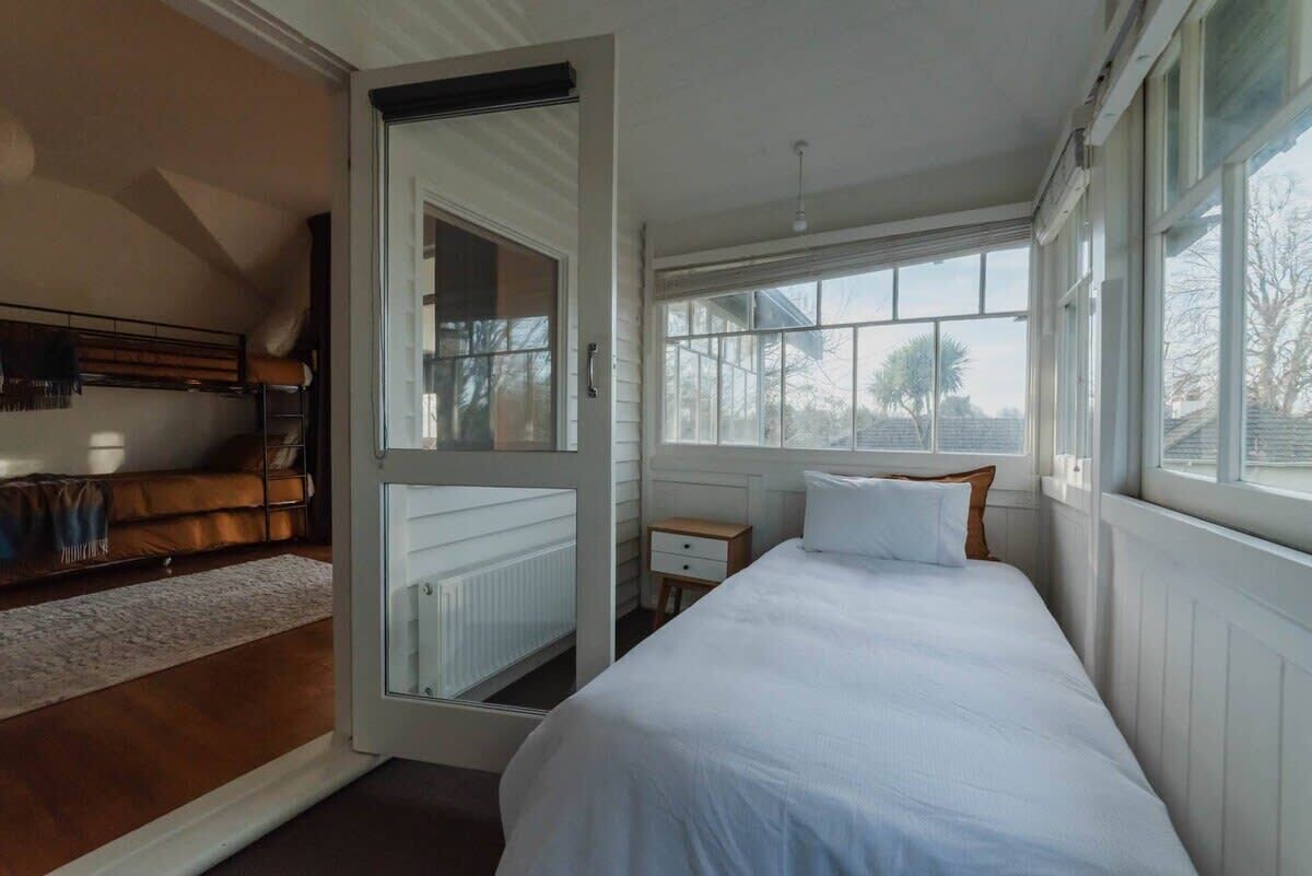 6 bedrooms, iron/ironing board, WiFi, bed sheets