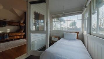 6 bedrooms, iron/ironing board, WiFi, bed sheets