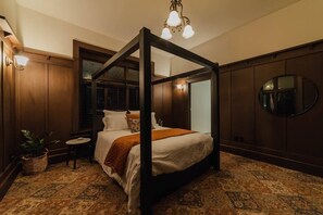 6 bedrooms, iron/ironing board, WiFi, bed sheets