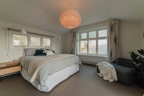 6 bedrooms, iron/ironing board, WiFi, bed sheets