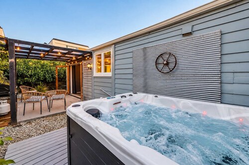 Richmond Cottage | 3BR + Hot Tub | Parking