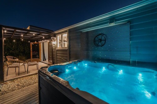 Peaceful City Cottage & Hot Tub