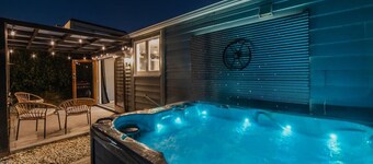 Peaceful City Cottage & Hot Tub