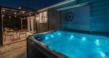 Peaceful City Cottage & Hot Tub