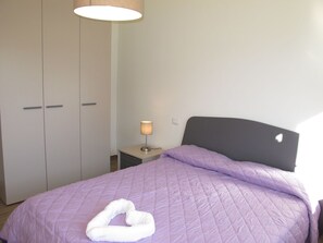 4 habitaciones, tabla de planchar con plancha y cuna de viaje 