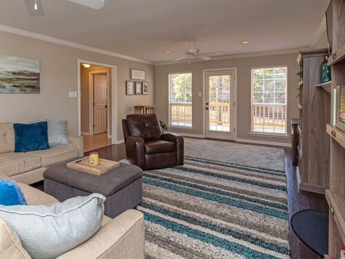 King Bed Near Lake Willastein Park