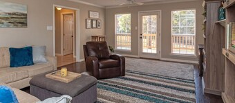 King Bed Near Lake Willastein Park