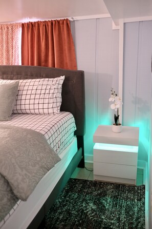 2 bedrooms, desk, iron/ironing board, WiFi