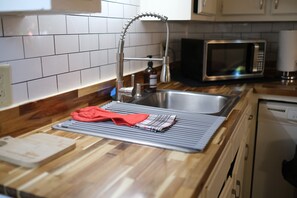 Fridge, microwave, oven, stovetop - Cozy & Stylish N' Heart of Tupelo, 6 mins. from NMMC Hospital (Tupelo)