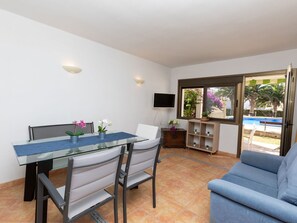 Dining - Lovely apartment for 5 people with pool, TV and terrace (Miami Platja)