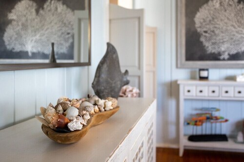 Cozy beach cottage with pool and a minute walk to the beach
