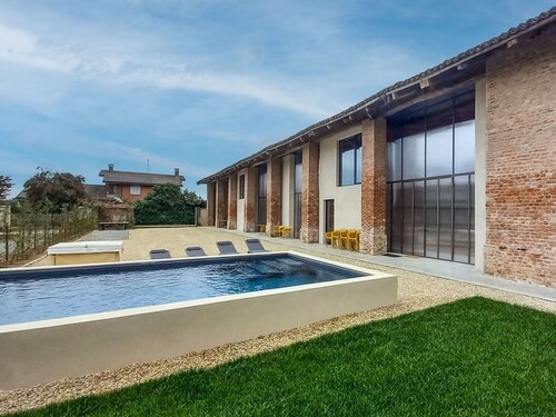 Stunning private villa for 14 people with A/C, hot tub, WIFI, private pool, TV and patio