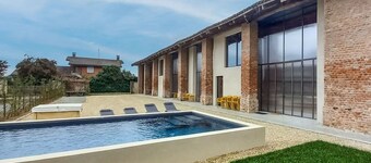 Stunning private villa for 14 people with A/C, hot tub, WIFI, private pool, TV and patio