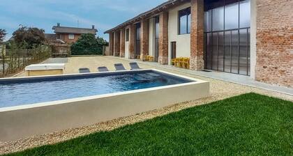 Stunning private villa for 14 people with A/C, hot tub, WIFI, private pool, TV and patio