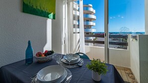 A balcony with a clear view of a modern building and the sea. - Cosy apartment for 2 guests with WIFI, TV and balcony (Port Leucate)
