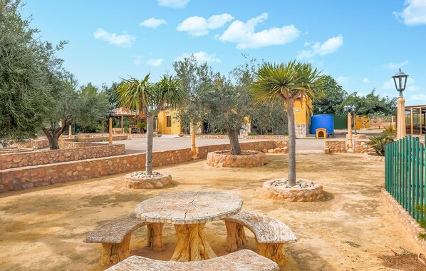 Outdoor dining - Gorgeous home in Pozo de los Palos (Pozo de los Palos)