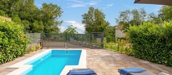 Beautiful villa for 6 guests with hot tub, A/C, private pool, WIFI, TV, terrace and pets allowed