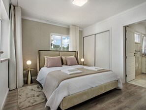 5 bedrooms, iron/ironing board, travel crib, free WiFi - Wonderful private villa for 10 people with WIFI, A/C, hot tub, private pool, TV and patio (Praia Maria Luisa)