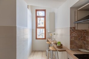 Een koelkast, een oven, een kookplaat, een vaatwasser