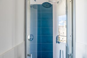 Dusche, Haartrockner, Bidet, Handtücher