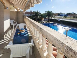 Outdoor dining - Lovely apartment for 6 people with pool, WIFI, TV and balcony (Miami Platja)
