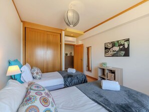 2 bedrooms, travel crib, free WiFi
