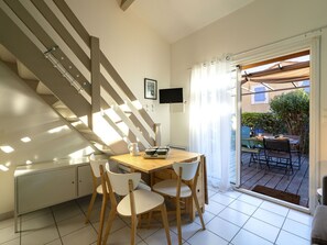 Dining - Cosy apartment for 4 people with pool, TV and terrace (Narbonne)