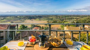 Una mesa lista para el desayuno, con vistas panorámicas al campo.