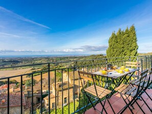 Outdoor dining - Lovely apartment for 5 people with WIFI, TV, balcony, pets allowed and panoramic view (Casale Marittimo)
