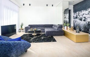 Smart TV, table football, ping pong - Stunning home in Jakisnica with sauna (Jakisnica)