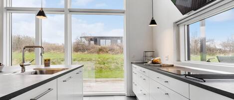 冷蔵庫、オーブン、コンロ、食器洗い機