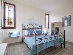 1 bedroom, travel cot, free WiFi