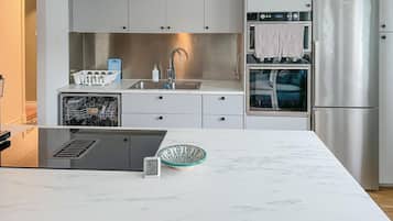 Fridge, oven, stovetop, dishwasher