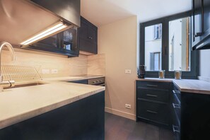 Réfrigérateur, micro-ondes, four, plaque de cuisson