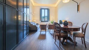 Un interior moderno con comedor, sofá y ventana con vistas.