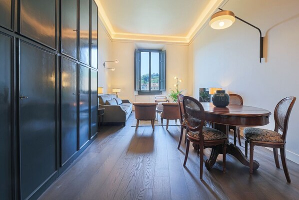 Un intérieur moderne comprenant un coin repas, un canapé et une fenêtre offrant une vue agréable.