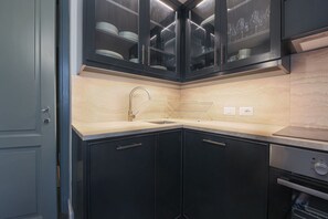 Réfrigérateur, micro-ondes, four, plaque de cuisson