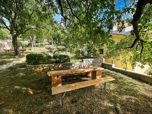 Outdoor dining - Lovely apartment for 7 guests with A/C, WIFI, terrace and pets allowed (Zadar)