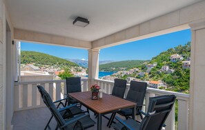 Outdoor dining - Awesome home in Pucisca with house sea view (Pucisca)