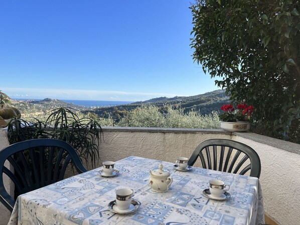 Outdoor dining - Nice apartment for 5 guests with WIFI, A/C, TV, terrace, pets allowed and panoramic view (Imperia)