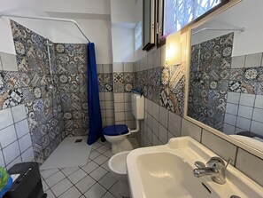 Bathroom - Nice apartment for 5 guests with WIFI, A/C, TV, terrace, pets allowed and panoramic view (Imperia)